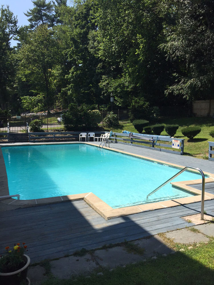 Iron Horse Inn Simsbury ภายนอก รูปภาพ