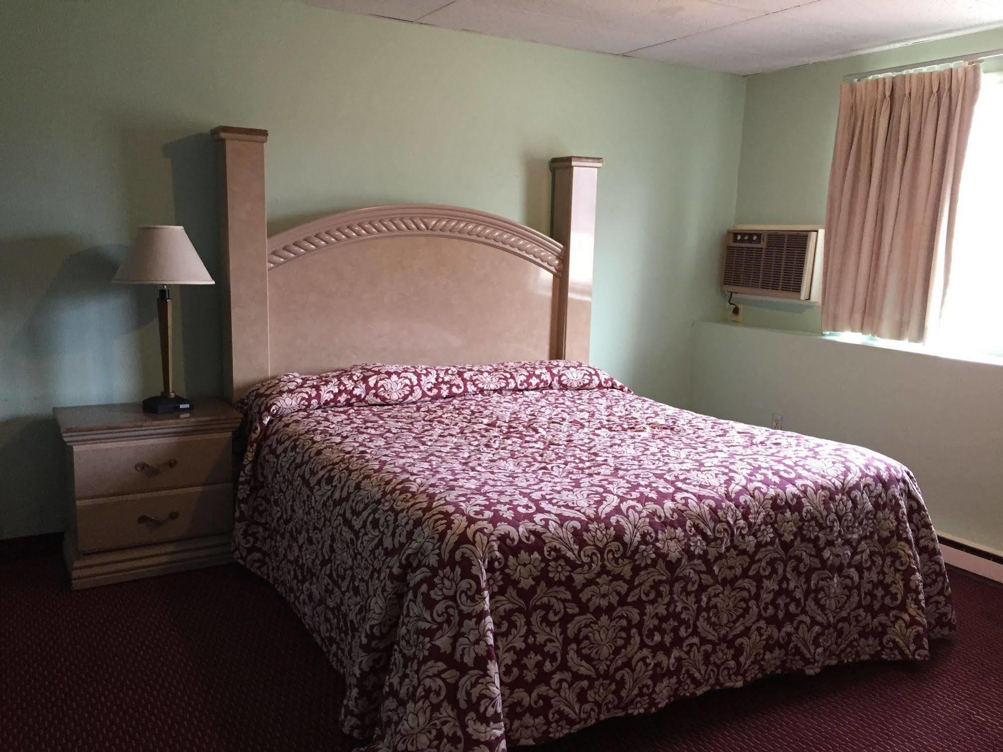 Iron Horse Inn Simsbury ภายนอก รูปภาพ