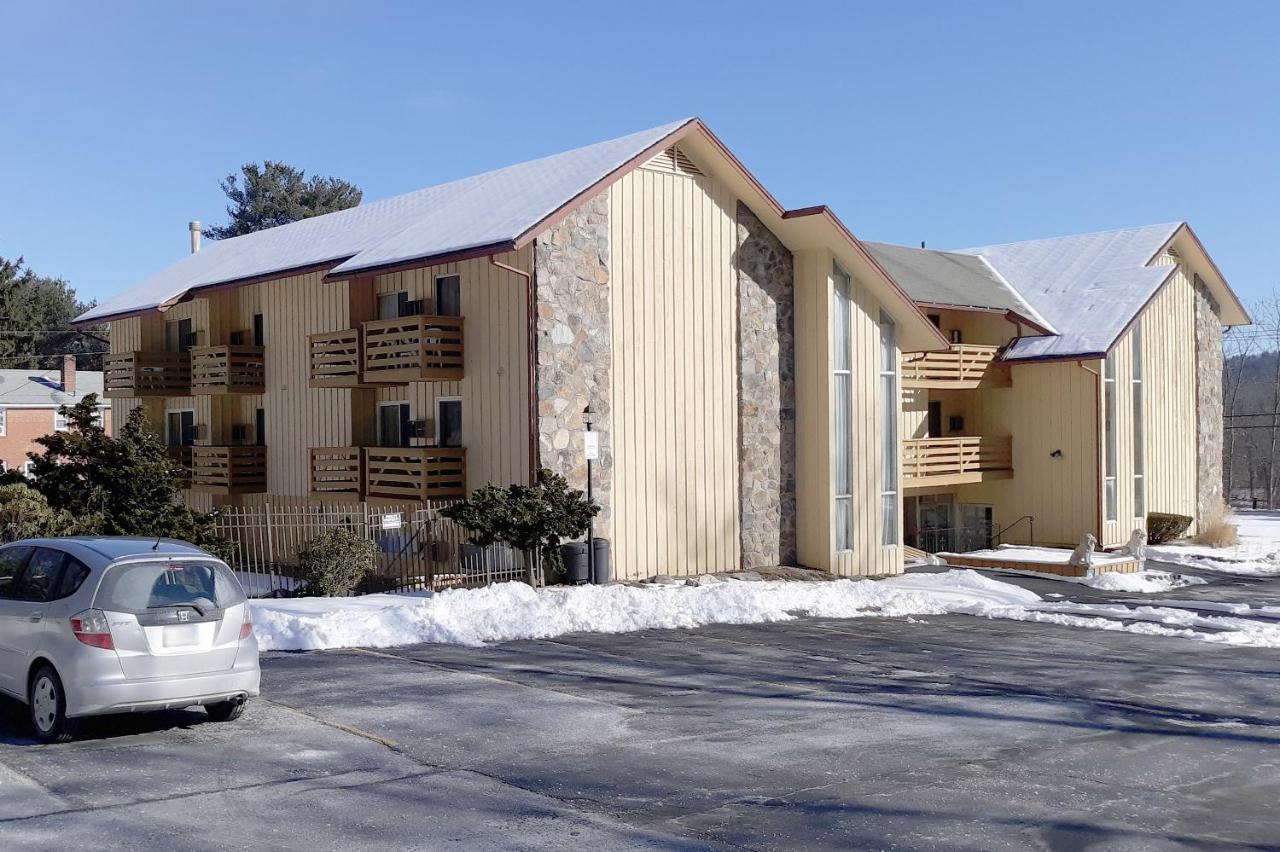 Iron Horse Inn Simsbury ภายนอก รูปภาพ
