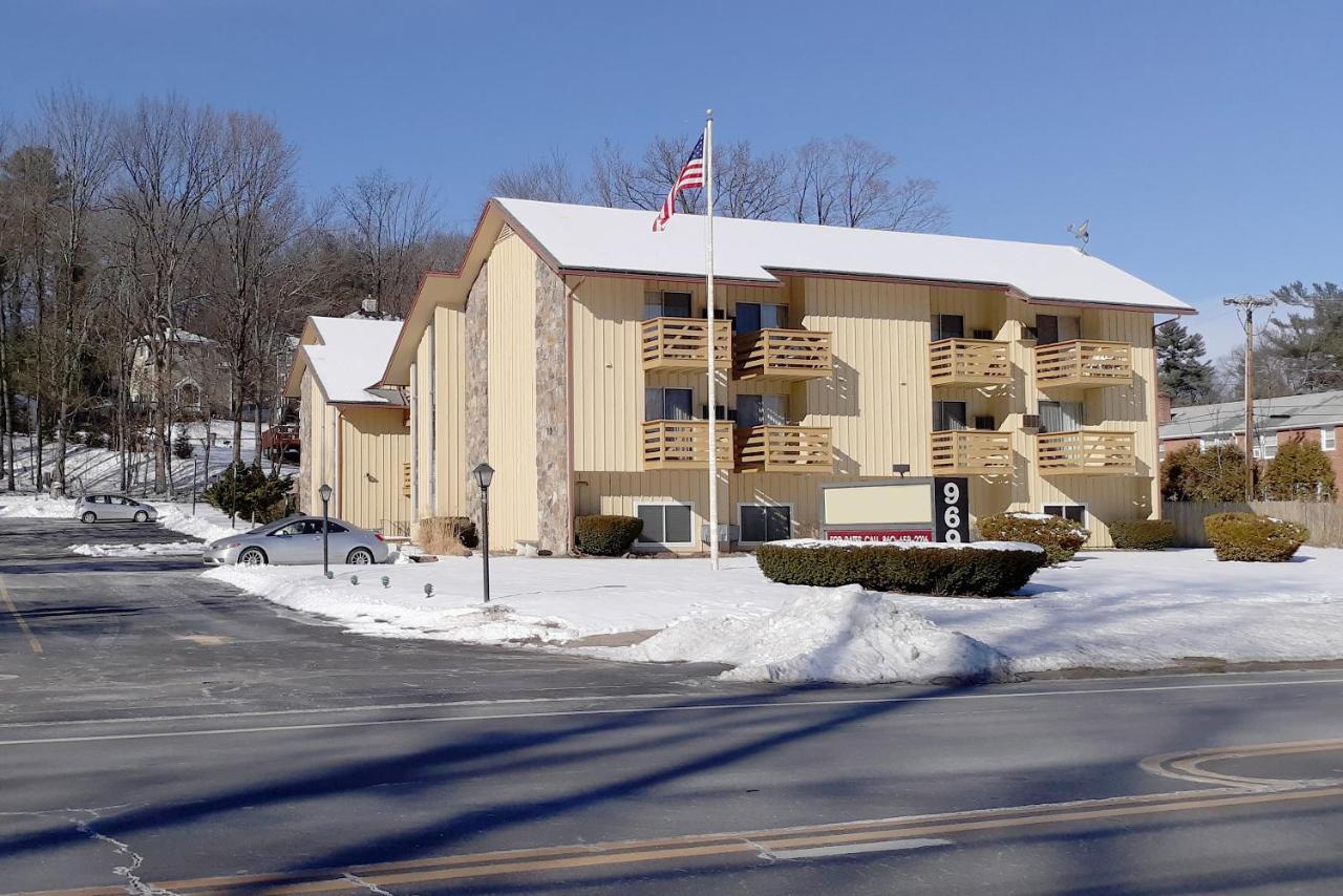 Iron Horse Inn Simsbury ภายนอก รูปภาพ