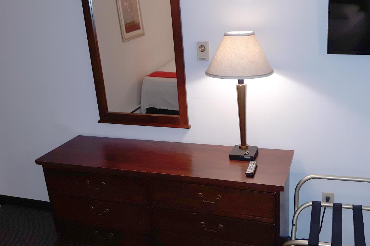 Iron Horse Inn Simsbury ภายนอก รูปภาพ