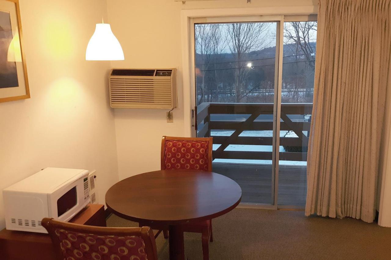 Iron Horse Inn Simsbury ภายนอก รูปภาพ