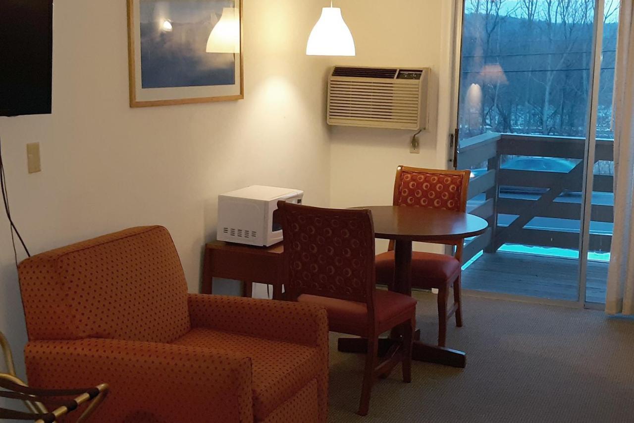 Iron Horse Inn Simsbury ภายนอก รูปภาพ