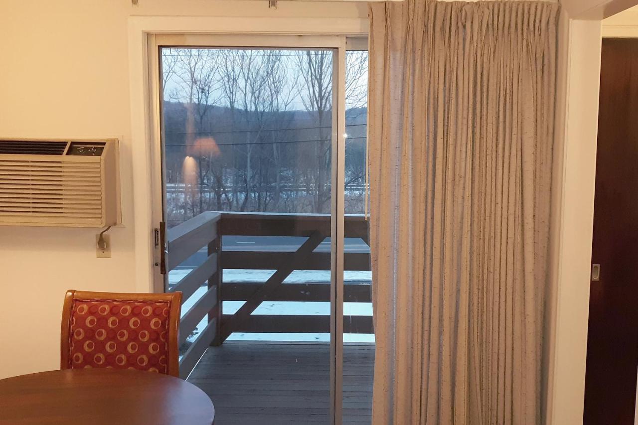 Iron Horse Inn Simsbury ภายนอก รูปภาพ