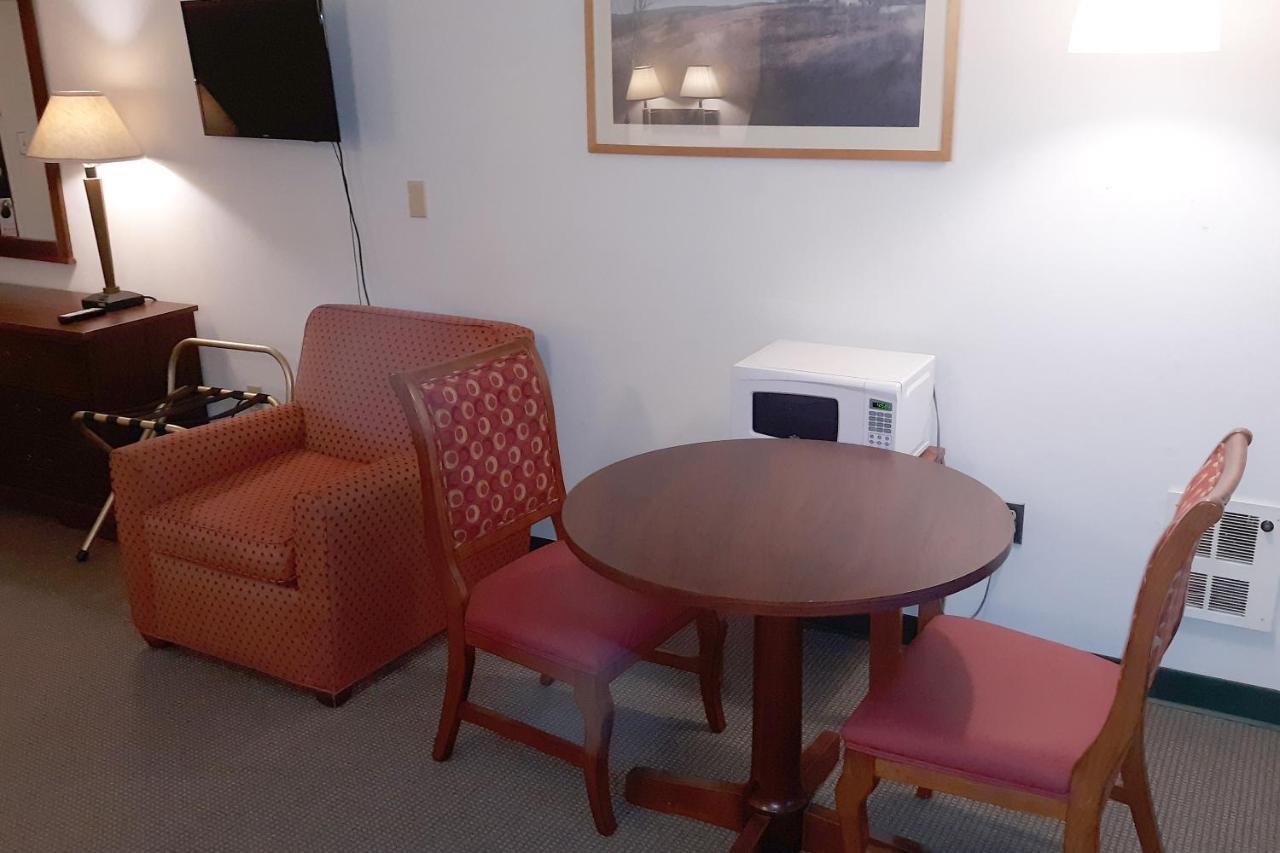 Iron Horse Inn Simsbury ภายนอก รูปภาพ